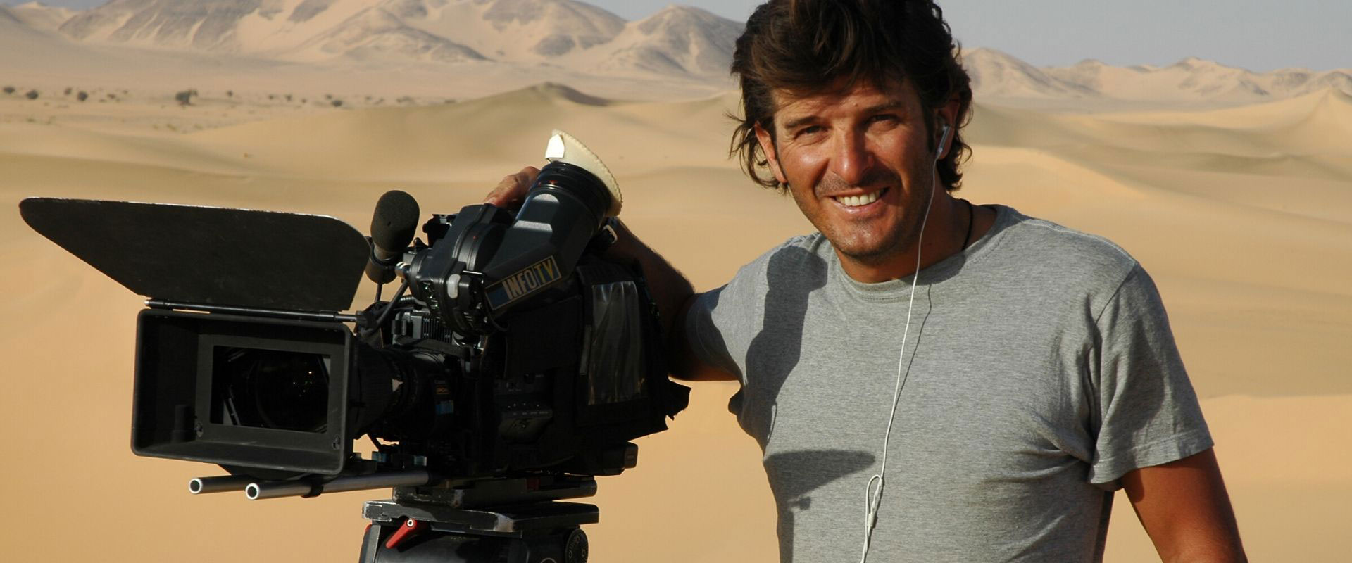 cesar maldonado con camara de video profesional