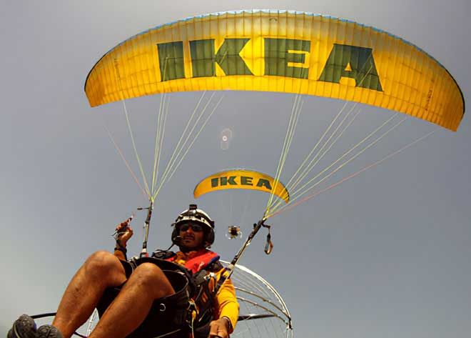 foto parapente con publicidad aérea con ikea