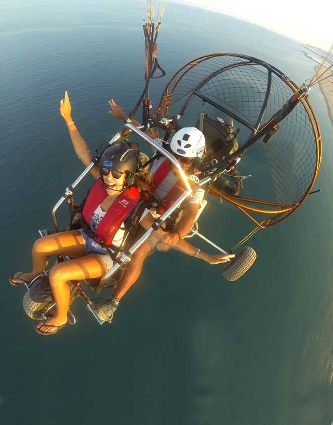 mujer volando en paratrike gritando