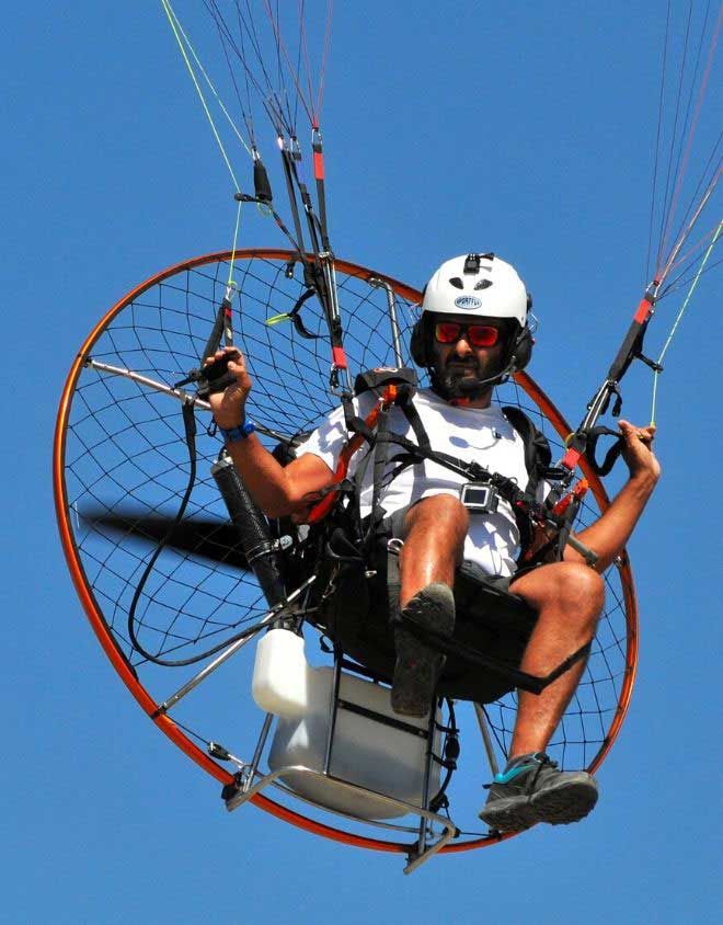 cesar maldonado volando en paramotor