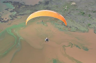 foto de parapente volando